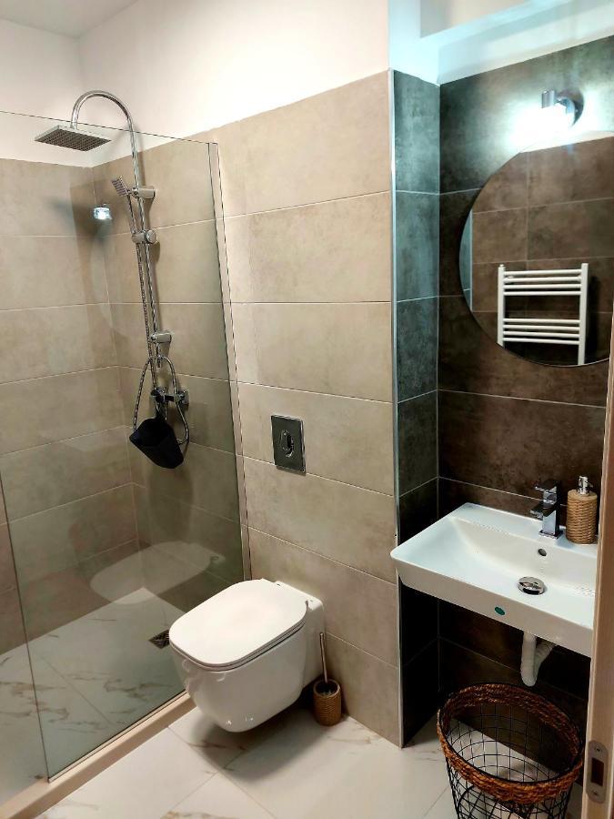 Black&White Suites Craiova Exterior foto